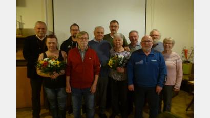 Bild: bk
"Du hast den Verein gepflegt und 37 Jahre mit deiner Frau geführt" dankte Helmut Fastner (hinten, Zweiter von rechts) Adolf und Marga Grasser (Fünfter und Sechste von links). Blumen erhielt auch Vereinswirtin Birgit (links) . Mit im Bild weitere langjährige Mitarbeiter.