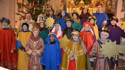 Bild: jr
18 Sternsinger, gestellt ausschließlich von Ministranten der Pfarrei Leonberg, zogen am Donnerstag durch das Gemeindegebiet. Zuvor wurden sie von Kaplan Daniel Schmid (Mitte links) feierlich in der Pfarrkirche ausgesendet.