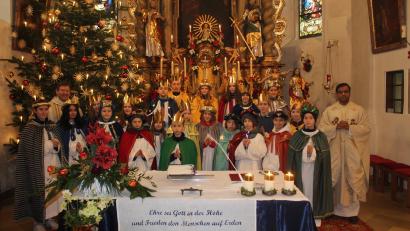 Bild: soj
Aussendung der Sternsinger in Ebnath: Pfarrer Pater Anish George (rechts) segnete sie beim Gottesdienst in der Pfarrkirche.