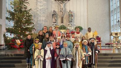 Bild: Thomas Schiller/exb
Als Sternsinger haben rund 25 Mädchen und Buben aus der Pfarreiengemeinschaft St. Elisabeth-Maria Waldrast vielen Menschen den Segen Gottes überbracht und rund 11 000 Euro für die Aktion Dreikönigssingen gesammelt.
