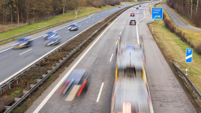 Bild: Hösamer
Die Autobahn A 93 wird von Schwandorf bis nach der Anschlussstelle Fronberg (Bild) in diesem Jahr Richtung Norden saniert.
