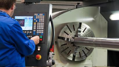 Symbolbild: Erwin Wodicka/dpa
Ein Arbeitnehmer der Metallindustrie an einer CNC-Fräsmaschine. Auch in diesem Jahr will die Oberpfälzer Metall- und Elektroindustrie zusätzliche Arbeitsplätze schaffen.