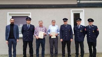 Bild: gi
In Anerkennung ihrer Verdienste in der Feuerwehr Heumaden erhalten Hans Kraus und Hans Hanauer (von links) für 50 Jahre Mitgliedschaft Ehrenurkunden. Dazu gratulieren Bürgermeister Armin Bulenda, zweiter Vorsitzender Thomas Kleber, erster Vorsitzender Matthias Grünbauer, Kommandant Johannes Hoch und Jugendwart Raphael Sier (von links).