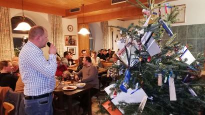 Bild: gz
Zweiter Bürgermeister Thomas Kleber leitet die Christbaumversteigerung.