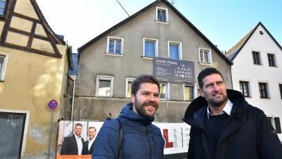 Bild: Stephan Huber
Planer Florian Koller (links) und Verkäufer Thomas Kick vor dem Anwesen Ziegelgasse 27. Das Gebäude soll gründlich saniert und in sechs Eigentumswohnungen umgewandelt werden.