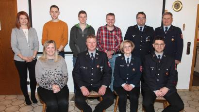 Bild: pi
Hubert Völkl (sitzend, Zweiter von links) steht weiterhin an der Spitze der Feuerwehr Waldkirch.