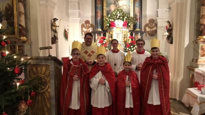 Bild: gi
Die Sternsinger der Expositur Etzgersrieth wurden nach dem Gottesdienst ausgesandt, um als heilige Dreikönige Segen zu bringen und baten um eine Spende für das Kindermissionswerk.