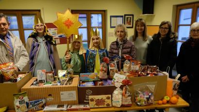 Bild: le
Die Flosser Sternsinger unterstützen die Aktion der Tafel „Hilfe für Menschen in Not „. Bei der Spendenübergabe waren mit dabei Pfarrer Max Früchtl, Helen Noetzel, Lukas Blödt, Linda Puttke, Christa Neubeck, Sandra Neubeck-Weiser, Elisabeth Lehner und Eli Dressler (von links).