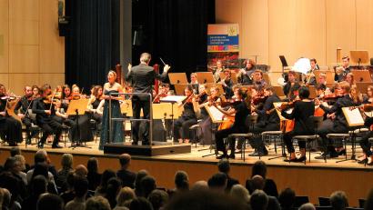Bild: stg
Das Bayerische Landesjugendorchester unter Leitung von Joseph Bastian sorgt für einen musikalischen Hochgenuss in der Max-Reger-Halle, zusätzlichen Anteil daran hat die famose Sopranistin Lydia Teuscher.