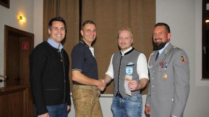 Bild: frd
André Naumann (Zweiter von links) hat in diesem Jahr zum ersten Mal die Sportabzeichenaktion geleitet und auch das Goldene Sportabzeichen abgelegt. Dafür dankten ihm und gratulierten (von links) Bürgermeister Rudolf Teplitzky, KSK Vorsitzender Christian Schießl und der "Spieß" der Patenkompanie, Oberstabsfeldwebel Lars Pillar.