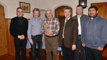 Bild: bey
Seit 40 Jahren pilgert Josef Schafbauer (Dritter von links) mit der Pleysteiner Fußwallfahrt zur Schwarzen Madonna in Altötting. Pilgerführer Bernhard Meiler (Dritter von rechts) dankt für diese Treuer mit einer handgeschnitzten Schwarzen Madonna. Über dieses einmalige Engagment freuen sich auch Stadtpfarrer Adam Karolczak und Johann Walbrunn (von links) sowie Pater John Galli und Bürgermeister Rainer Rewitzer (von rechts).