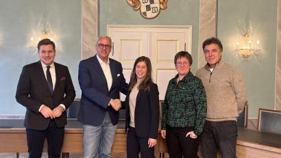 Bild: Stadt Wunsiedel
In einem Übergabegespräch im Wunsiedler Rathaus übergab der bisherige Chef André Zaus den Staffelstab an die neue kaufmännische Leiterin Ève-Marie Labrie-Loiselle.