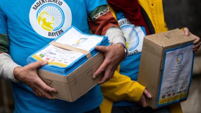 Archivbild: Sven Hoppe/dpa
Vertreter des Bündnisses „Radentscheid Bayern“ tragen Kisten mit Unterschriften für die Zulassung eines Volksbegehrens zum Rathaus um sie an den Oberbürgermeister von München zu übergeben. Ziel eines möglichen Volksbegehrens ist es, durch ein Radgesetz den Rahmen für eine echte Radverkehrsförderung in ganz Bayern zu schaffen.