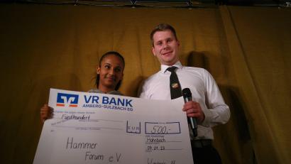 Bild: mma
Nada Al-Absi freut sich mit Martin Wawersig über die große Spende.