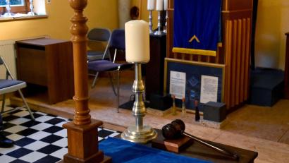 Bild: Stephan Huber
In diesem mit Symbolen gespickten Tempel bei Hahnbach halten die Brüder der neuen Sulzbach-Rosenberger Loge „Septem Fontes“ ihre Treffen ab. Oft spielen dabei feierliche Zeremonien eine Rolle – wie bei der Neuaufnahme eines Bruders. Ein solch mehrstündiges Ritual vergesse der Betroffene sein ganzes Leben nicht, heißt es.