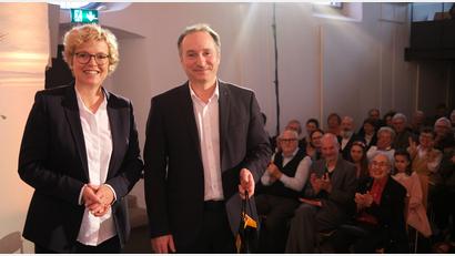 Bild: Hirsch
Kulturamtsleiterin Susanne Lehnfeld (links) bedankte sich beim Pianisten Christian Seibert mit einem Geschenk.