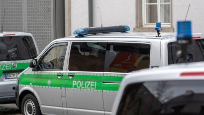 Bild: Armin Weigel/dpa
Polizeifahrzeuge in der Innenstadt von Regensburg. Die Polizei sucht weiter nach einem geflohenen Häftling.