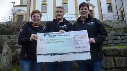 Bild: bey
Die Führungsriege der Theaterfreunde Pleystein mit Alexandra Moll, Karsten Haberkorn und Claudia Stahl ( von links) freuen sich, der KUNO-Stiftung Regensburg, Kinder- und Jugendmedizin, eine Spende von 1000 Euro überweisen zu können.