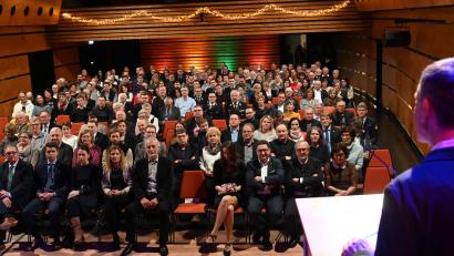 Bild: gf
Bürgermeister Albert Geitner hat zum Neujahrsempfang der Gemeinde Ursensollen viele Ehrenamtliche eingeladen.