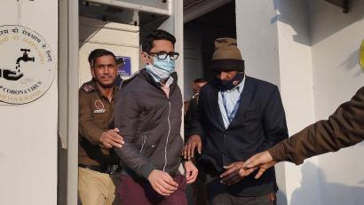 Bild: Dinesh Joshi/AP/dpa
Der Flugpassagier, der auf eine Mitreisende uriniert haben soll, wird in Neu Delhi abgeführt.