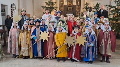Bild: hok
30 Kinder aus Mantel gingen als Sternsinger von Haus zu Haus