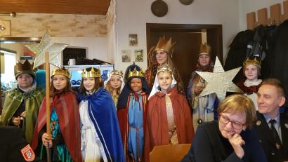 Bild: gi
Die Sternsinger von Heumaden überbringen die Segenswünsche und bitten um Spenden für das Kindermissionswerk sowie Pater Ferdinand.