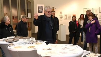 Bild: gf
Achim Hüttner versteigerte in der Alten Feuerwache Kunst zugunsten der Amberger Tafel.