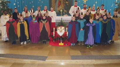 Bild: adj
Die Ministranten der Pfarrei Altenstadt/WN sammelten als Sternsinger für Kinderhilfsprojekte