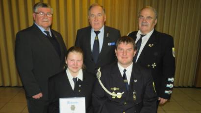 Bild: adj
Peter Heinrich und seine Tochter Jasmin(sitzend) erwarben Schießnadeln des Bayrischen Soldatenbund mit dem Lufrgewehr..