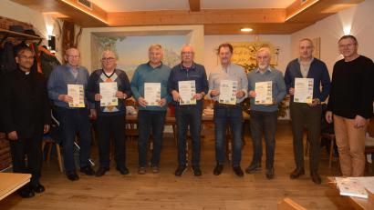 Bild: bey
Pfarrer Pater James Mudakodil (links), Bürgermeister Reinhard Sollfrank (rechts) ehrten gemeinsam mit dem für 25-jährige Mitgliedschaft geehrten Vorsitzenden Max Simmerl (Zweiter von rechts) die langjährigen Mitglieder Albert Neumann (60 Jahre), Lorenz Hösl, Wolfgang Hösl, Hans Schäfer (alle 40 Jahre), Hans Hausner und Michael Skutella (beide 25 Jahre).