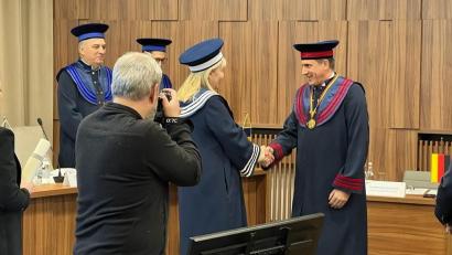 Bild: Bschleipfer (privat)
Thomas Bschleipfer (rechts) bekam von der rumänischen Universität Cluj den Ehrendoktortitel.