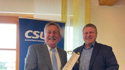 Bild: u
Werner Schulz (links) blickte auf 77 Jahre CSU-Ortsverband Hirschau. Dafür dankte ihm der stellvertretende CSU-Ortsvorsitzende Martin Merkl (rechts).