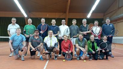 Bild: SV Mitterteich/exb
Sie beteiligten sich über sechs Stunden hinweg am Mixed-Doppel-Turnier der Tennissparte des SV Mitterteich: (stehend, von links) Walter Messer, Markus Burger, Steffen Hauser, Herbert Schicker, Martin Werner, Luis Kern, Reinhard Betzl, Wolfgang Kolb und Gerald Schmid sowie (knieend, von links) Julian Ponnath, Matthias Zwerenz, Heiko Faltenbacher, Silke Schicker, Hans-Peter Kern, Anna-Lena Messer und Ursula Schmid.