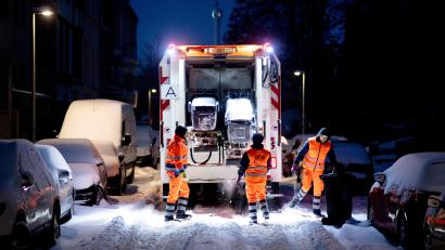 Symbolbild: Hauke-Christian Dittrich/dpa
Frostige Temperaturen können für die Müllabfuhr problematisch sein.