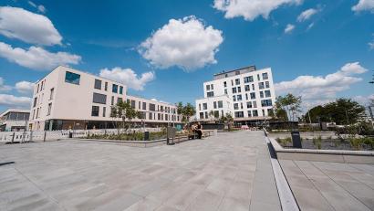 Bild: Jakob Marweih, Kewog
Der Bau des Gebäudekomplexes „The Place“ in Herzogenaurach ist das größte Projekt in der Geschichte der Kommunalen Entwicklungs- und Wohnungsbaugesellschaft (Kewog) Tirschenreuth. Das Millionenprojekt hat der Gesellschaft nicht nur viel Renommee, sondern auch einen Preis eingebracht.