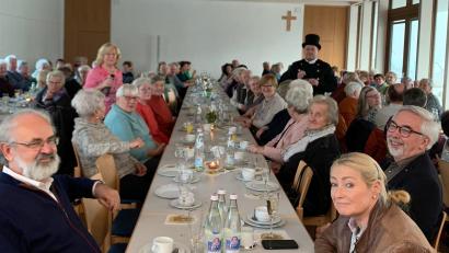 Bild: Silvia Beck/exb
Zahlreiche Besucher kamen zum Neujahrsempfang für Senioren in Schwarzenfeld. Überraschungsgast war Bezirksschornsteinfeger Christian Dunzer, der für Schwarzenfeld zuständig ist.