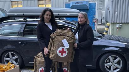 Bild: exb
Mit Life-Save-Rucksäcken leisten Helfer vor Ort in der Ukraine erste medizinische Hilfe. Das unterstützt der Weidener Rotary-Club Weiden Max Reger um Präsidentin Susanne Friedrich-Kraus (rechts) und Christina Kopp.