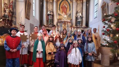 Bild: Sonja Hösl/exb
Die Ministranten waren in der Pfarrei Parkstein als Sternsinger unterwegs.