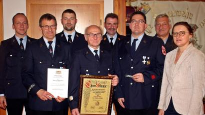 Bild: R. Kreuzer
Geehrt wurden für langjährige Treue zur Wehr und für langjährigen aktiven Dienst Mitglieder der Feuerwehr Mallersricht bei der Jahreshauptversammlung von links: Vorsitzender Martin Beutner, Werner Gollwitzer, Kommandant Gerhard Bärnklau, Karl Rauh, Stadtbrandrat Richard Schieder, Martin Wolfbauer, Stadträte Karl Bärnklau und Hildegard Ziegler.