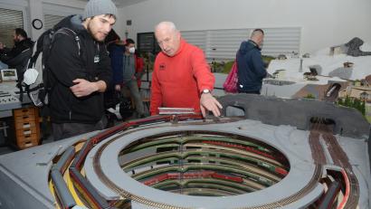 Bild: bey
Technische Fragen der Besucher werden von den Mitgliedern der Modellbahnfreunde Windischeschenbach und Umgebung kompetent beantwortet.