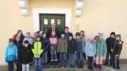 Bild: lym
Die Kombiklasse 3/4 der Grundschule Bad Neualbenreuth besuchte mit Klassenleiterin Lisa Lehmann (links hinten) Bürgermeister Klaus Meyer im Rathaus.