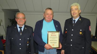 Bild: adj
Vorstand Wolfgang Müller (links) und Kommandant Gottfried Amschl (rechts) überreichten die Urkunde an Gerd Lindner.