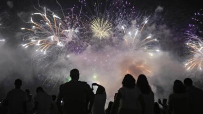 Symbolbild: Matias Delacroix
Die Feinstaubbelastung der Luft verschlechtert sich nach Feuerwerken.