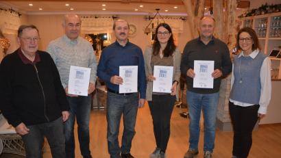 Bild: jr
Jahrzehntelange Mitarbeiter ehrte bei einer Jahresabschlussfeier die Firma Landtechnik Malzer. Im Bild (von links) Seniorchef German Malzer, Bernd Riedel, Lorenz Männer, Sandra Franz, Harald Püschner und Firmeninhaberin Karin Riedel.