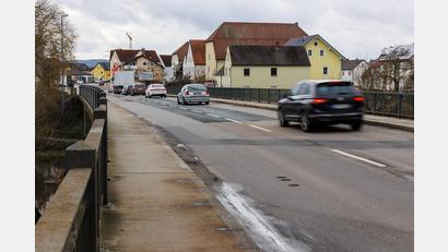 Bild: Hösamer
Die kleine Naabbrücke in Schwarzenfeld wird erneuert. Das wird zwei Jahre dauern. Im März soll es losgehen.