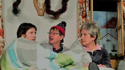 Bild: Sabine Lindner/exb
Die Gebenbacher Theatergruppe in Aktion.