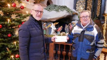 Bild: hmr
Über eine stattliche Spende von 1000 Euro aus den Händen von Klaus Rösch (rechts), dem Vorsitzenden des Männergesangvereins Waldsassen, durfte sich Stadtpfarrer Dr. Thomas Vogl für die Katholische Pfarrgemeinde freuen.
