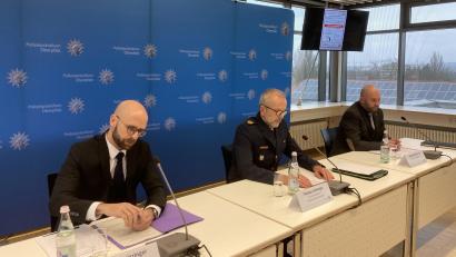 Bild: Dominic Casdorf
Präsentieren die vorläufigen Ergebnisse (von links): Staatsanwalt Sebastian Stitzinger, Polizeivizepräsident Thomas Schöniger und Kriminalrat Andreas Rußwurm