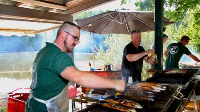 Archivbild: u
Bei hochsommerlichen Temperaturen hat das Grillteam der Hirschauer Anglerfreunde beim Fischerfest einen heißen Job zu erfüllen. Die gegrillten Makrelen und Forellen sind heiß begehrt.