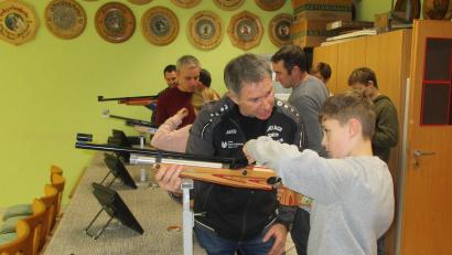 Bild: slh
Schießleiter Günther Gradl erklärt die Sicherheitsbestimmungen und wie man ein Jugend- Luftdruckgewehr richtig lädt.